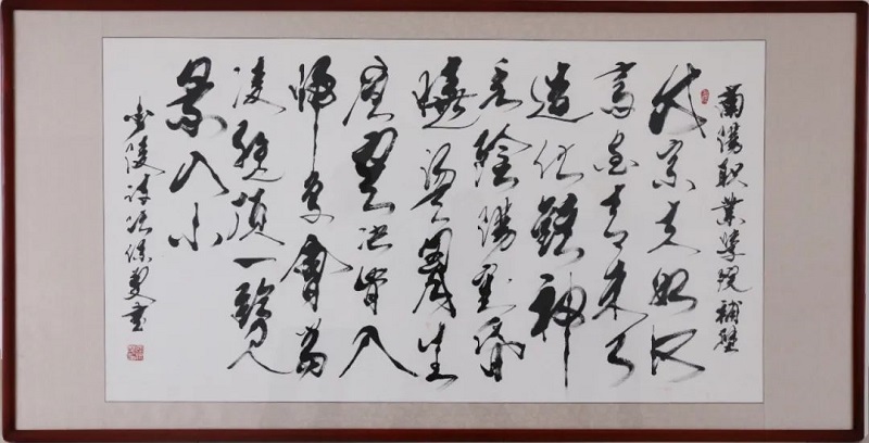 张保庆与陪同人员在学校西区大门处合影留念,并为学校创作书法作品