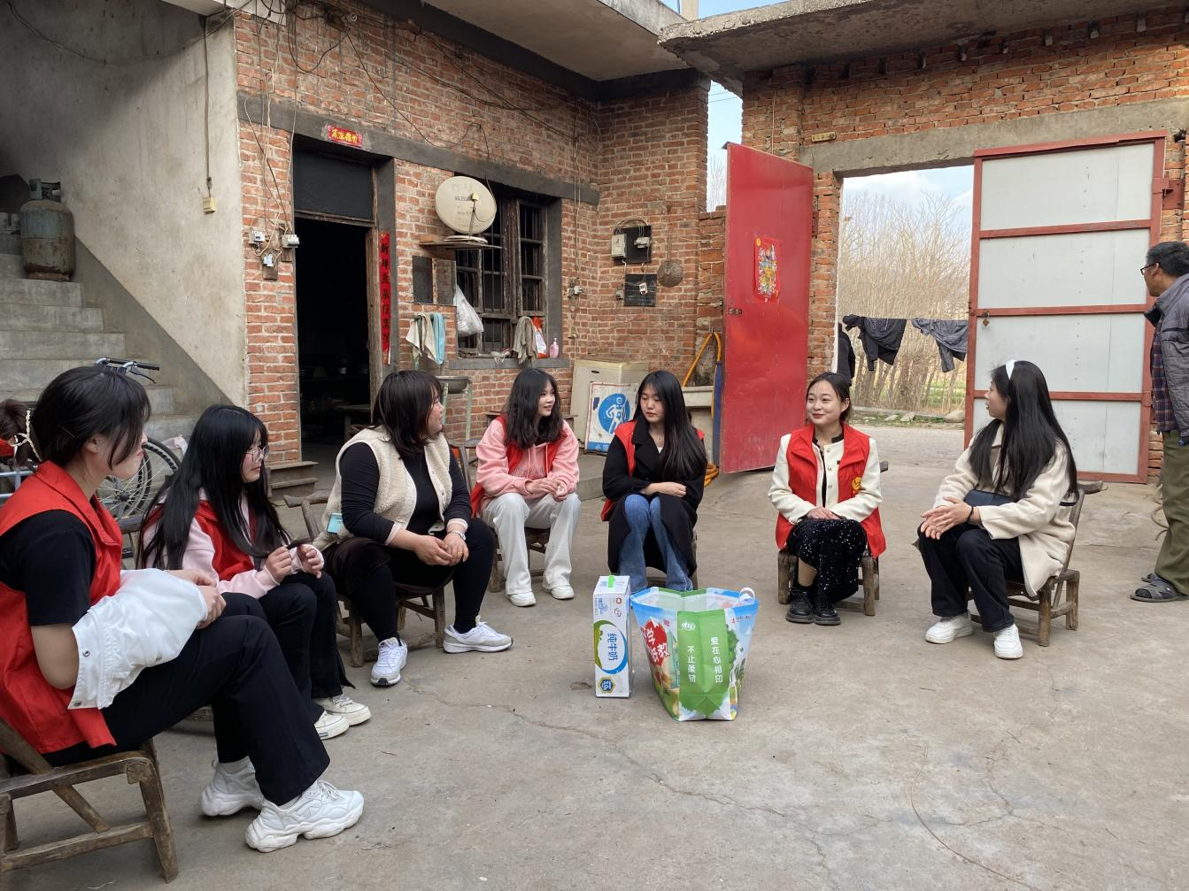 2023��3��3�����磬�ڵ�60��ѧ�׷�����ռ�������֮�ʣ�����ѧԺ��֯־Ը�߹㷺��չ���ذ����� �ذ���� �ذ���Ȼ��־Ը����������־Ը�������������Ĺػ�1