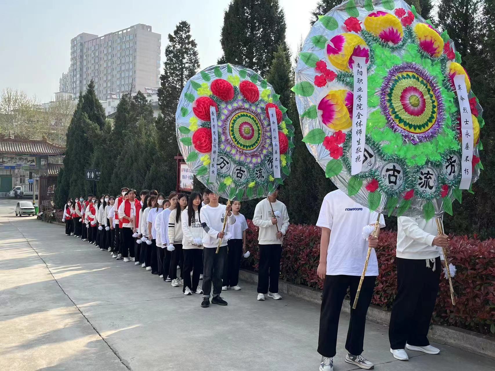 4��1�գ�����ְҵѧԺ����ѧԺ��֯����ѧ��ǰ����ʿ��԰�μӡ�������Ӣ�ң����а����顱���������� (1)