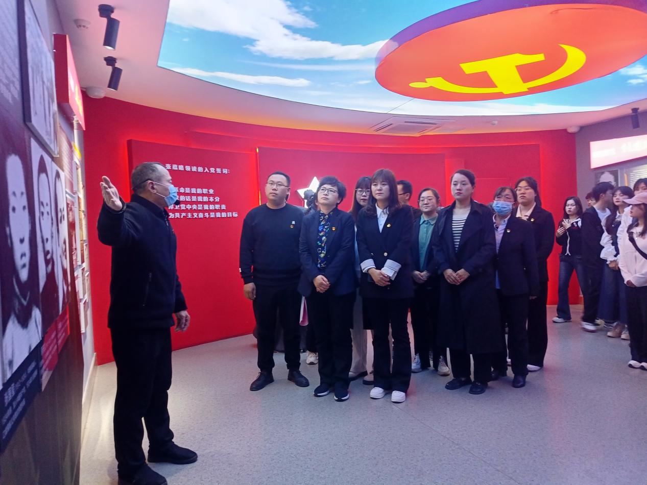 3��31�գ�����ְҵѧԺ���ڷ������ĵ�֧��ȫ�嵳Ա���й��س�Сѧ��С�����ݲι�ѧϰ (2)