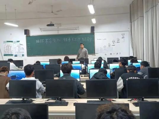 4��2�գ�����ְҵѧԺ���������Ϣ����ѧԺ�ٿ����廳�������ң����к�ɫ���������ᡣ1