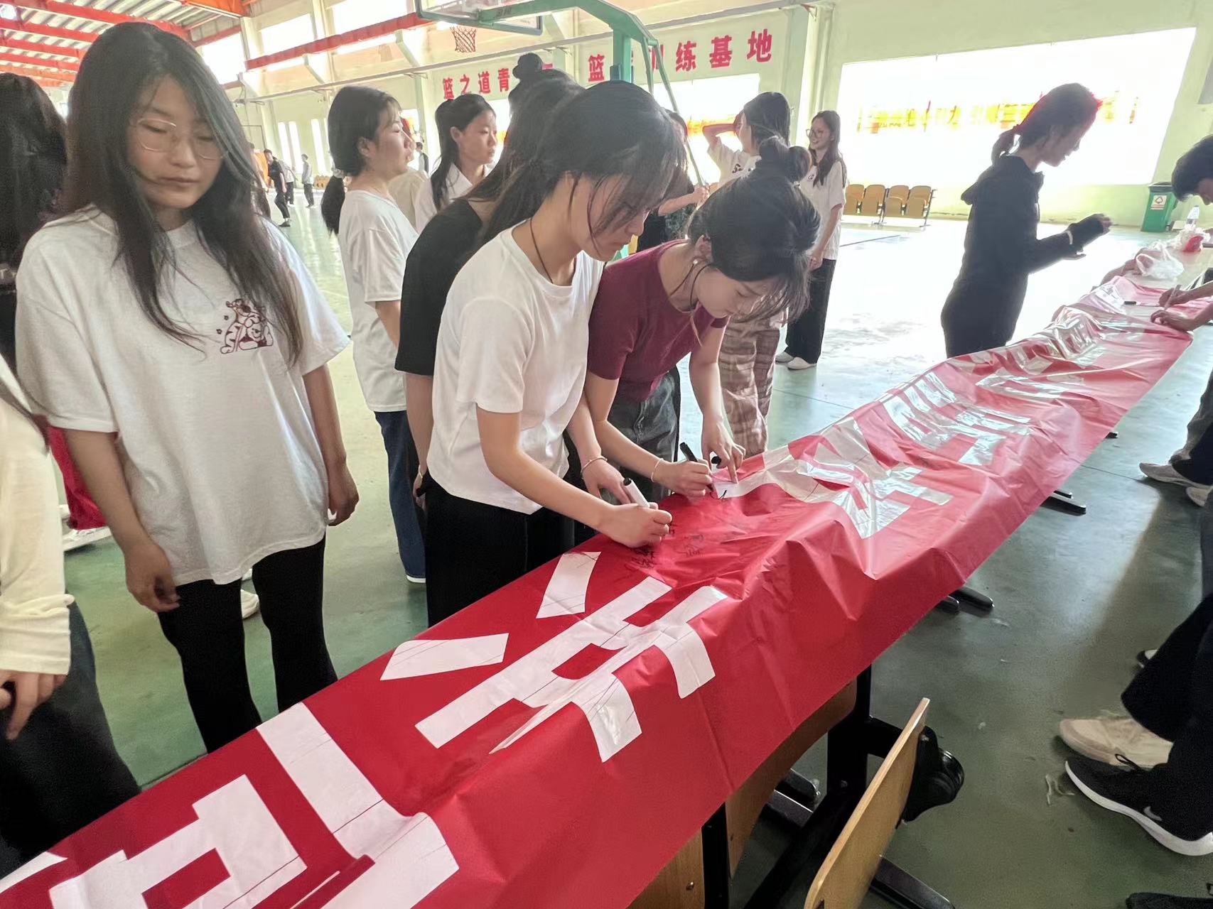 2.南阳职业学院开展“尊重知识版权,共同维护创作权益”签名活动 (2) 2.南阳职业学院开展“尊重知识版权,共同维护创作权益”签名活动 (2)