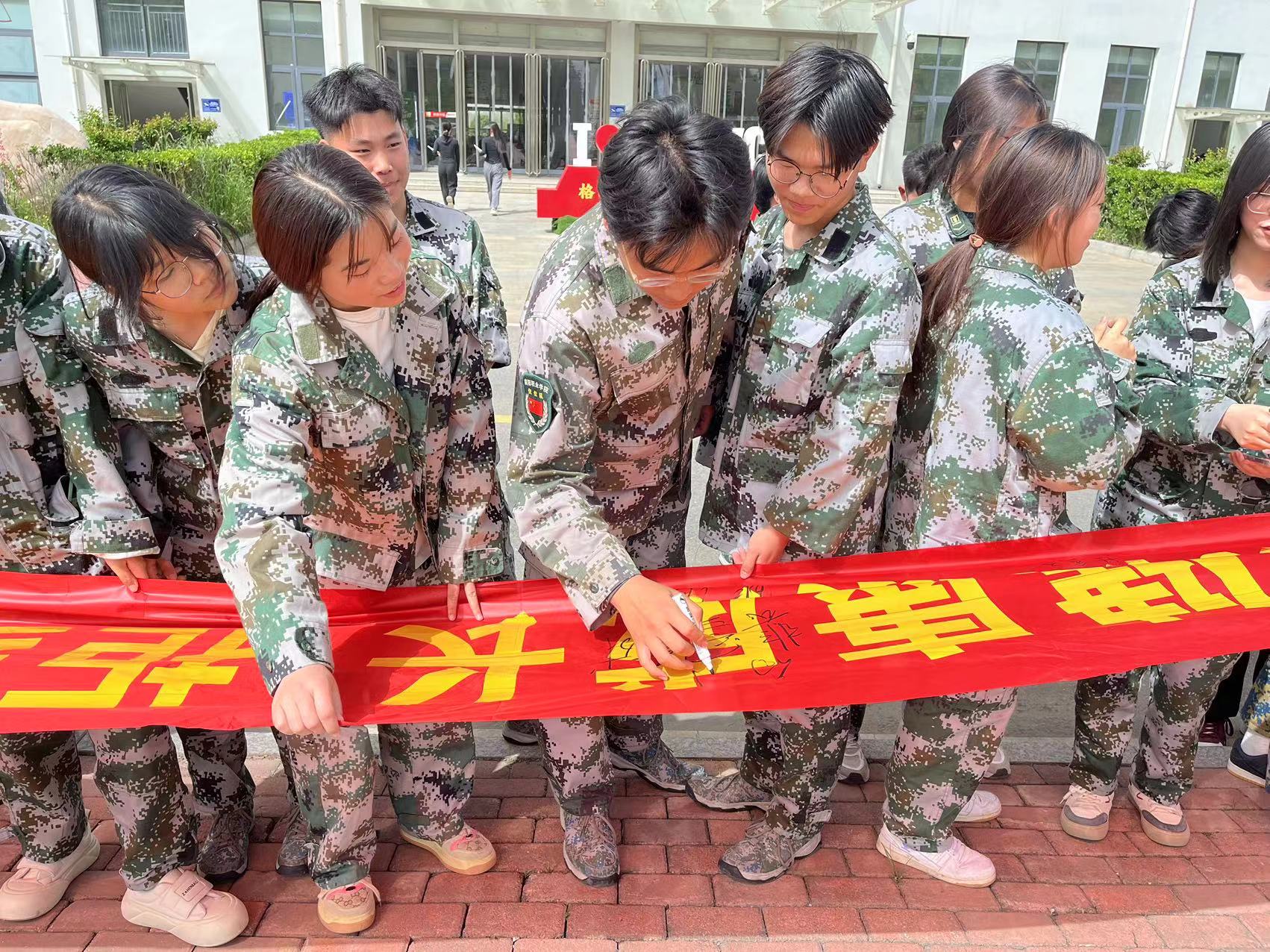 3.南阳职业学院开展“护苗2024·绿书签”签名活动 3.南阳职业学院开展“护苗2024·绿书签”签名活动