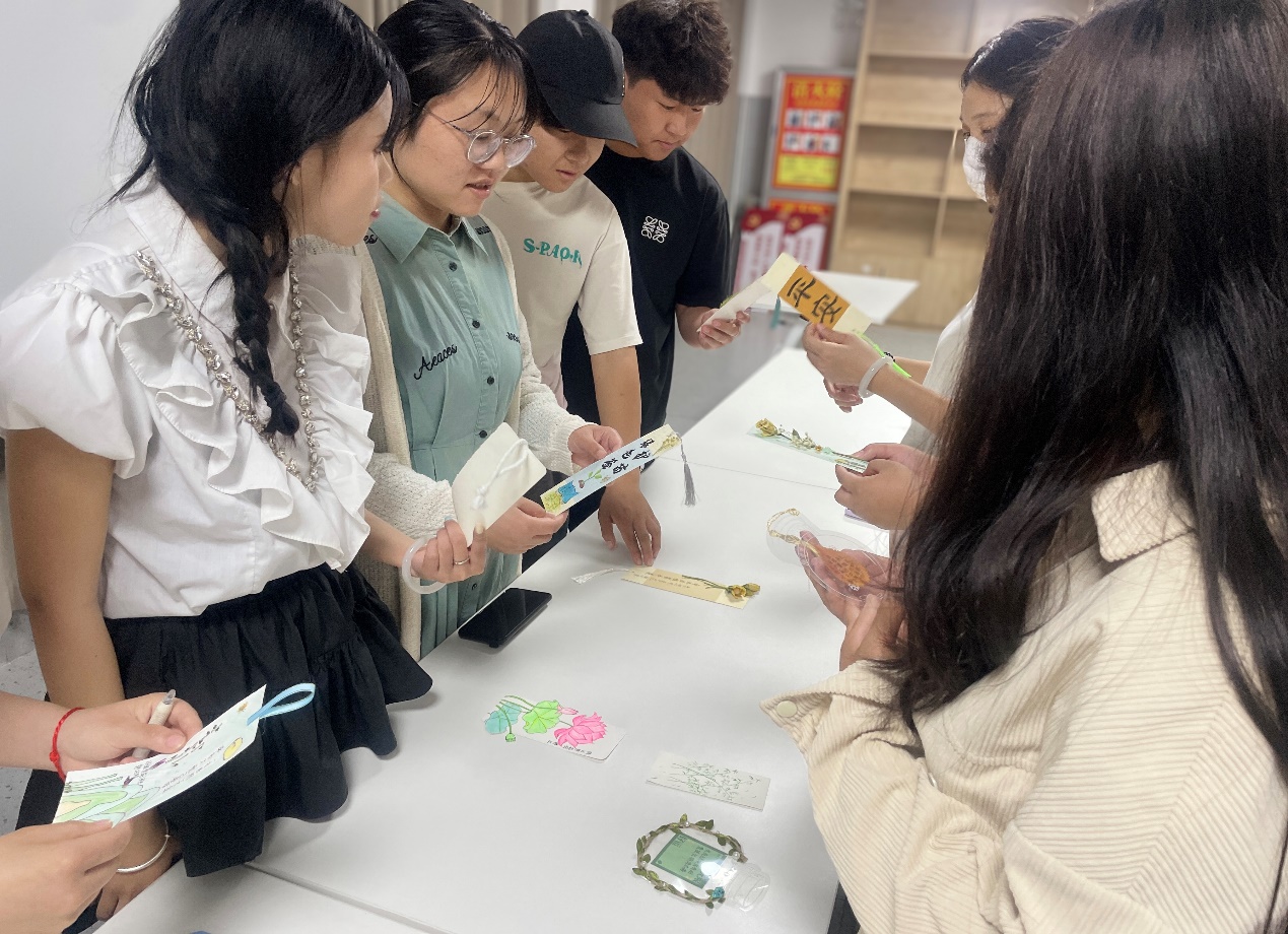 3.南阳职业学院开展“护苗2024·绿书签”制作和展示活动 (2) 3.南阳职业学院开展“护苗2024·绿书签”制作和展示活动 (2)