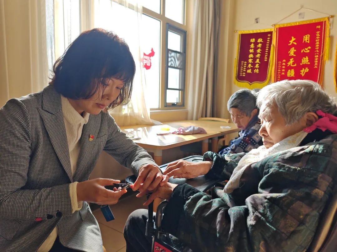 10月21日,南阳职业学院后勤服务集团到金色年轮康养中心,开展“重阳敬老爱老”志愿服务活动。 (1) 10月21日,南阳职业学院后勤服务集团到金色年轮康养中心,开展“重阳敬老爱老”志愿服务活动。 (1)